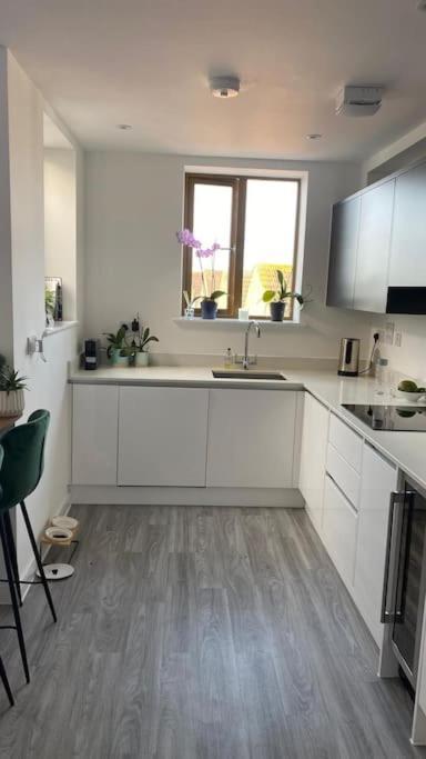 London Luxe: Stylish Studio Extérieur photo