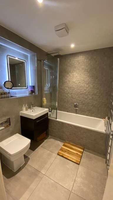 London Luxe: Stylish Studio Extérieur photo